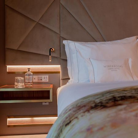 Wine & Books Lisboa Hotel Ngoại thất bức ảnh A bedroom at The Hari
