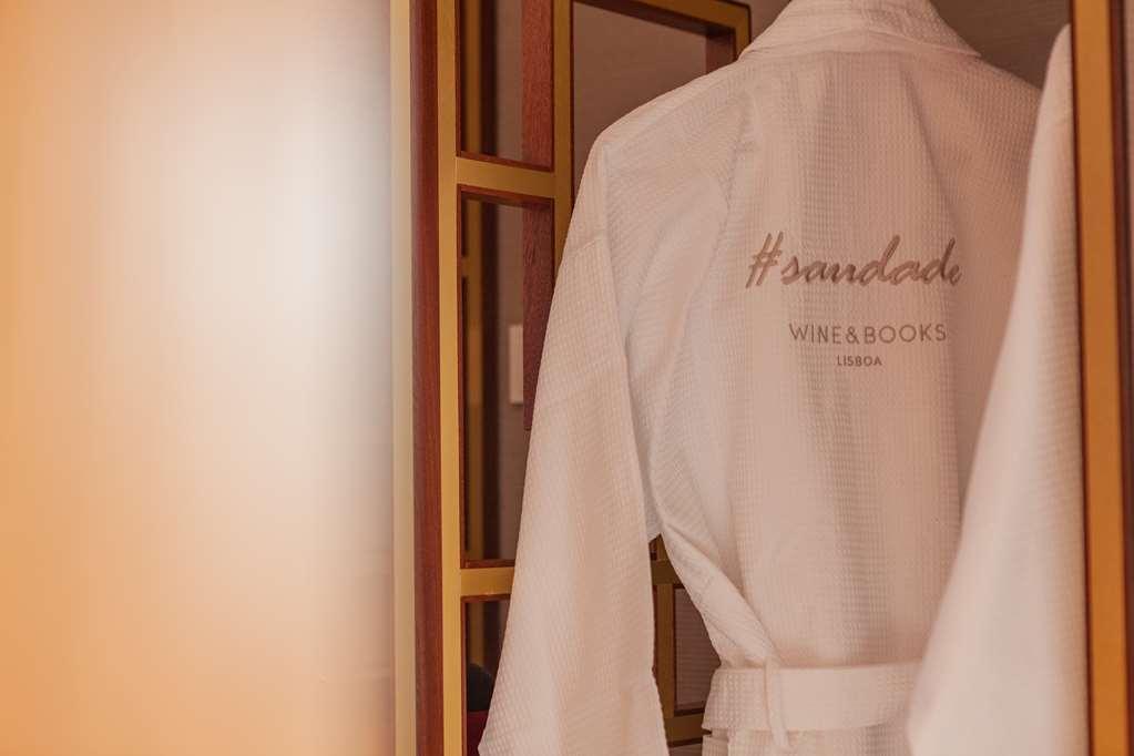 Wine & Books Lisboa Hotel Phòng bức ảnh A bathrobe