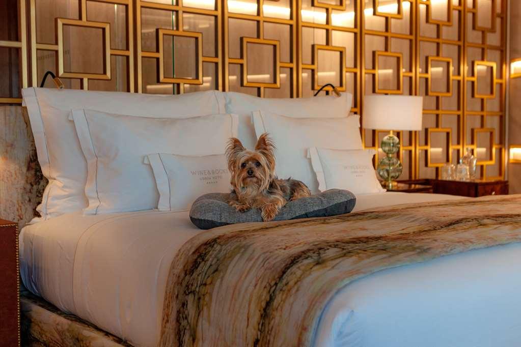 Wine & Books Lisboa Hotel Tiện nghi bức ảnh A dog on a bed