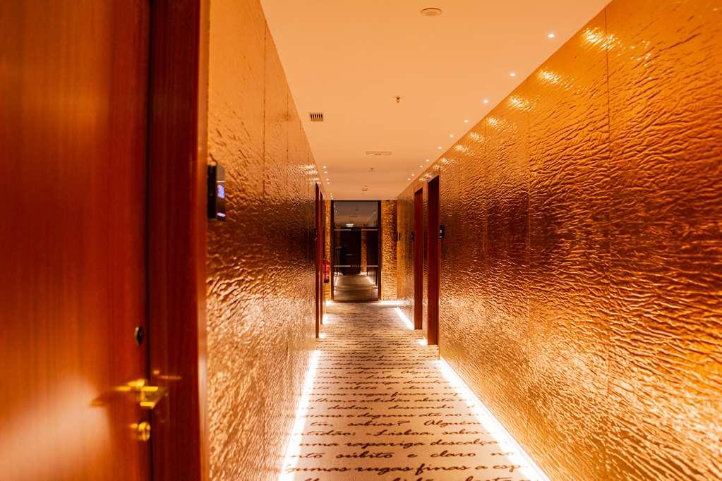 Wine & Books Lisboa Hotel Tiện nghi bức ảnh A corridor at the hotel