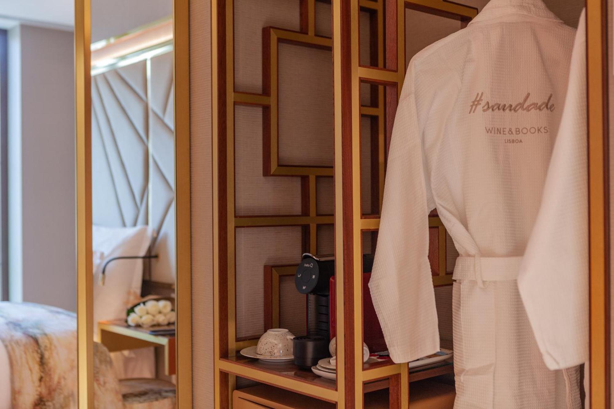 Wine & Books Lisboa Hotel Ngoại thất bức ảnh A bathrobe