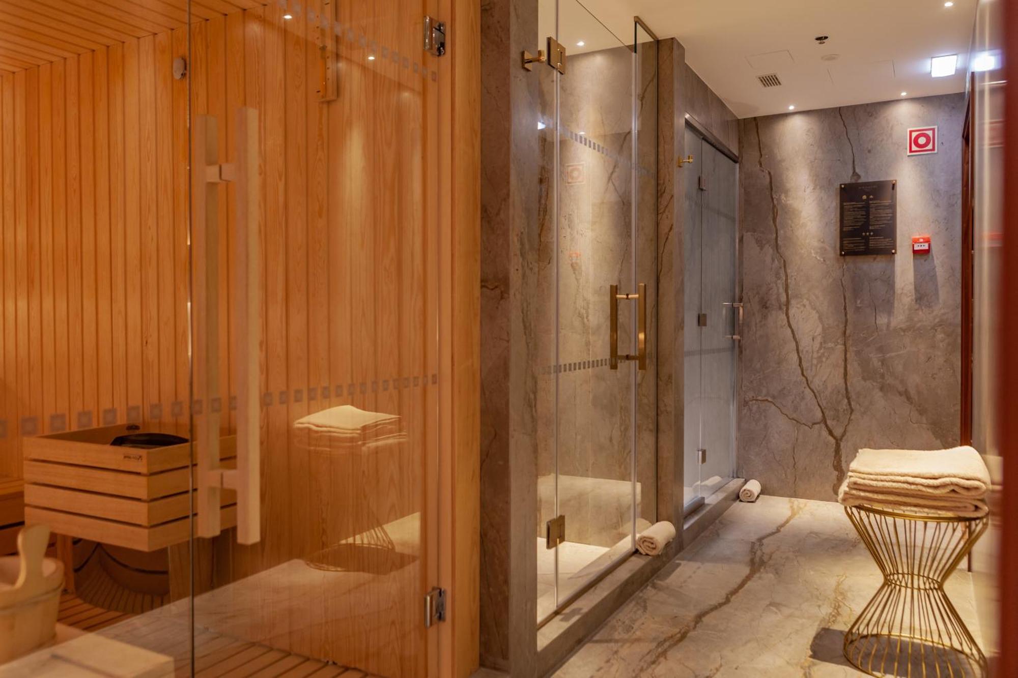 Wine & Books Lisboa Hotel Ngoại thất bức ảnh A shower room