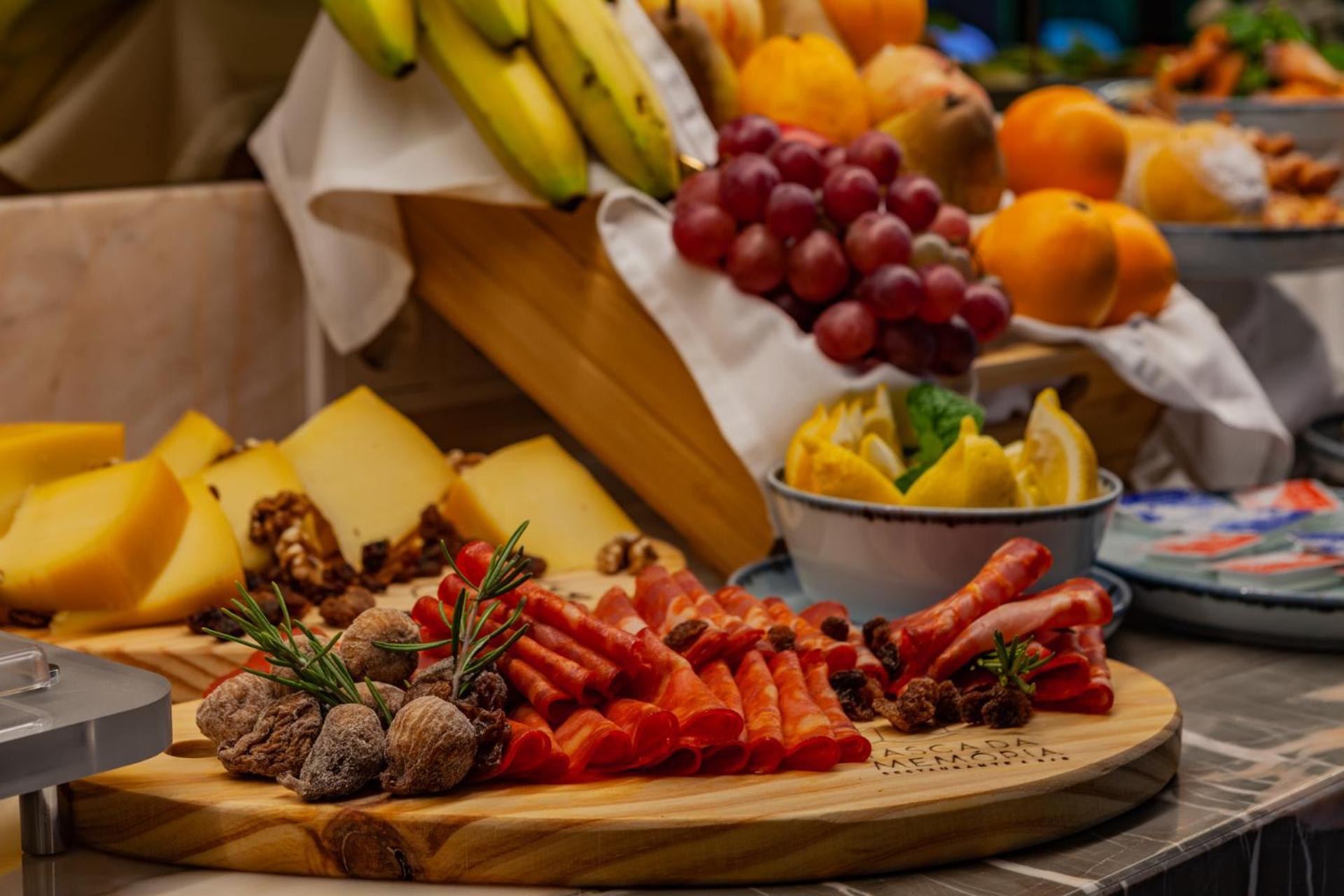Wine & Books Lisboa Hotel Ngoại thất bức ảnh A selection of fruit and cheese