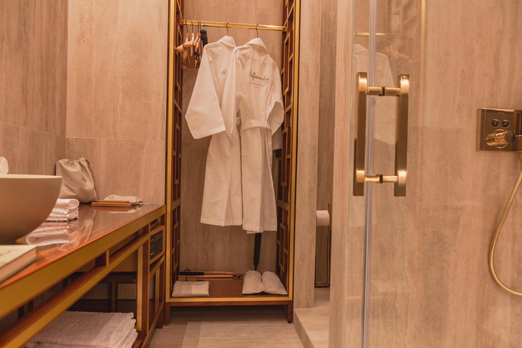Wine & Books Lisboa Hotel Phòng bức ảnh A bathrobe in a hotel bathroom